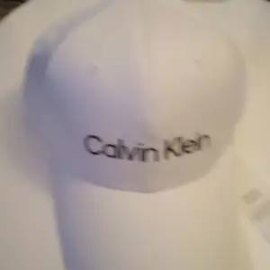 Helt ny vi har inne fler stycken märket är Calvin Klein och är vitt om man vill ha billigare bara att skriva 