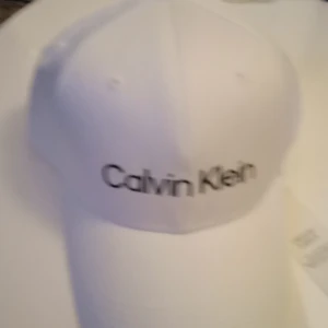 Calvin Klein keps - Helt ny vi har inne fler stycken märket är Calvin Klein och är vitt om man vill ha billigare bara att skriva 