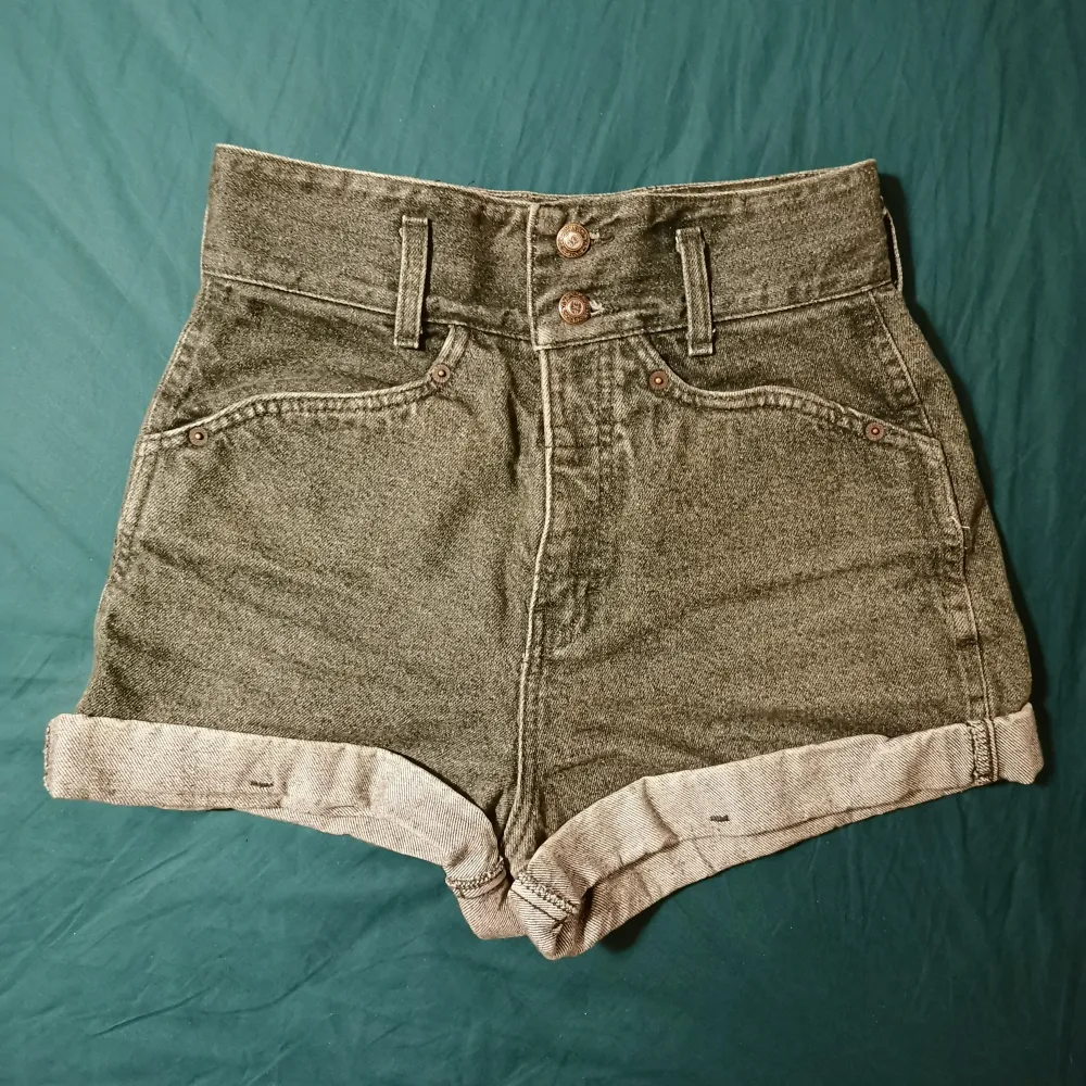 Skitcoola shorts som jag tyvärr har växt ur. Köpta secondhand på Myrorna, tror att de är från 80-talet. Kan skicka mått och bilder om du vill ha, det är bara att meddela mig :) . Shorts.