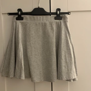 Söt kjol - Söt kjol från lager 157. Storlek 160 men skulle säga den passa en XS/S.  Aldrig använd.  Kan skickas om köparen står för frakten. 