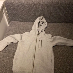 Sail raicing - En grå sail raicing kofta som jag säljer . Är någon intresserad?