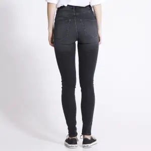 Säljer dessa mörkgrå highwaist skinny jeans från Lager 157. Superstretchiga och bekväma, och oanvända. Pris går att diskuteras 🥰