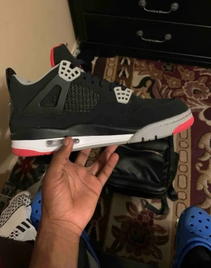 Jordan 4 - Helt nya aldrig använda, skickas direkt från min supplier 2-3 veckors leverans. Alla jordans finns de ba o skriva till mig.