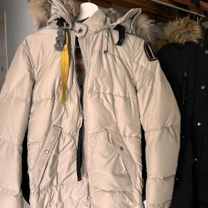 Parajumper jacka - Jackan är i väldigt bra och fint skick då den nyss varit inne på kemtvätt. Säljer då den inte passar mig eller kommer tillanvändning.  Storlek small. Äkta päls  Kan fraktas