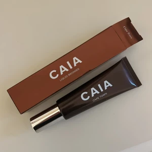 CAIA liquid bronzer - Säljer caias liquid bronzer i färgen cape town. Den är såklart aldrig använd🤍 Säljer då jag hittat en ny favorit