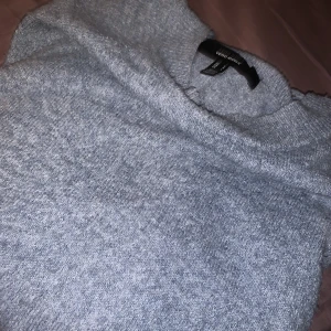 Stickad tröja vero moda - En stickad tröja från vero moda i ljus blått❄️❤️Den är i storleken L men dessa tröjor är väldigt små i storleken så skulle säga att den sitter som S och den passar mig perfekt som oftast har Xs/S❤️