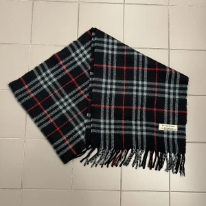 Burberry halsduk - Burberry halsduk Cond: 9/10