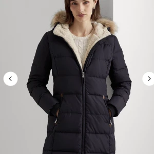 Ralph Laurent dun kappa fint skick - Lång och varm du  Ralph Laurent kappa med avtagbar luva. Storlek XS men rymlig i storlek passar öven en S. 