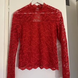 Röd spets topp  - Heeej! Säljer denna tröja från VeraModa då den inte kommer till användning längre. Har bara använt den en gång så den är som nyskick☺️ köparen står för frakten!