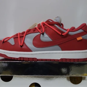 Dunk x off white - Ett fint par handplockade av oss på Kicker’s har ni fler frågor skriv gärna, finns i de flesta strl! Alltid 10/10🤩 (oanvända)  OBS! Fåtal par kvar skicka bud i DM!