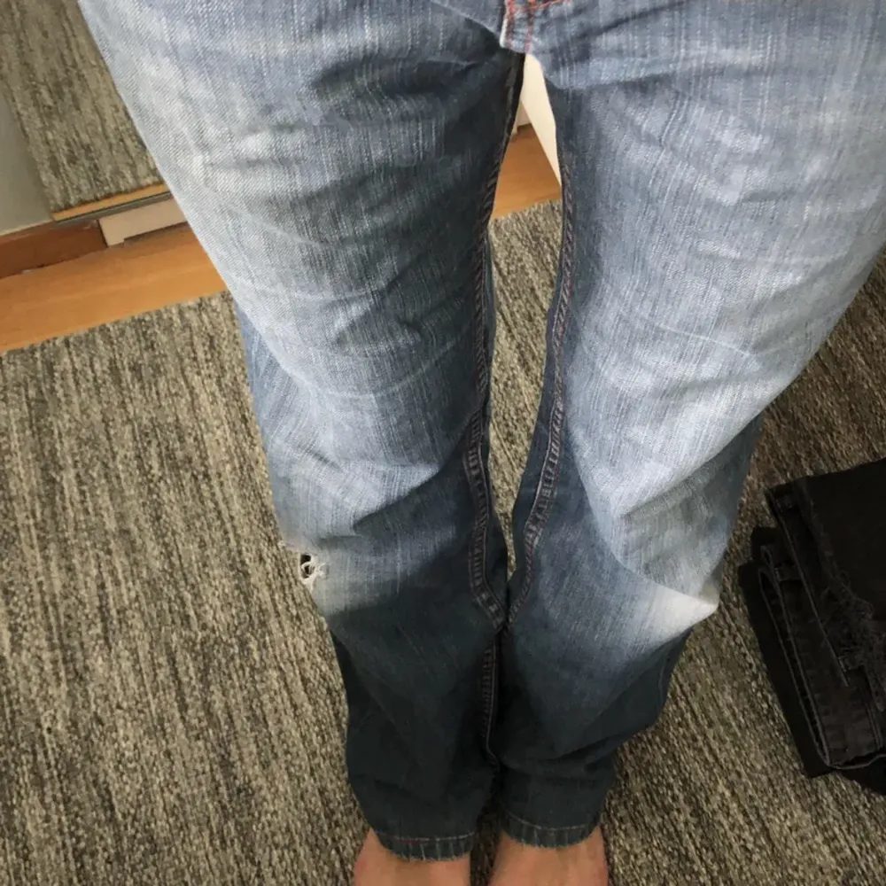 Lågmidjade Nudie jeans från tidigt 00-tal! Har ett litet hål på knät som tillhör designen. Skriv för fler bilder💗Innerbenslängden är 76 cm☺️BUD ÄR BINDANDE!!. Jeans & Byxor.