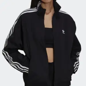 Billig Adidas zip up. Endast använd fåtal gånger Ordinariepris: 449kr  Barnstorlek men passar mig som har xs/s i kläder