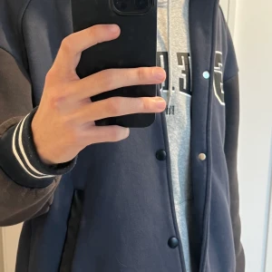 Baseballjacka - Oversized baseballjacka i storlek L. Köpt för 1200kr. Kvitto finns. Som ny. 