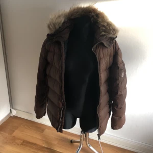 Moncler Maya med päls - Jackan är i bra skicka | Storlek 2 | Hör av dig vid intresse 