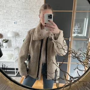 Teddy jacka  - Snygg jacka ifrån zara i strl L men passar en S och M. Knappt använd. 