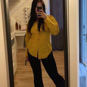 gul ”kostym” tröja super fin! men används sällan 