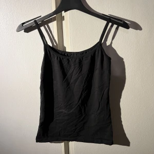 Svart linne  - Ett linne i stl S. Köparen står för frakt!