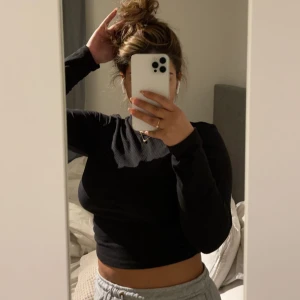 Topp - Svart topp i storlek M. Har en fin markering på midjan då tröjan är lite u formad på sidorna. Väldigt bekväm och fin på.