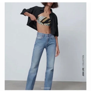 Zara straight leg mid rise - Blåa midrise straight jeans från zara i storlek 40, säljer pga för små, aldrig använda 🌸 Passar även dom som bär strl 38. 200 inkl frakt 
