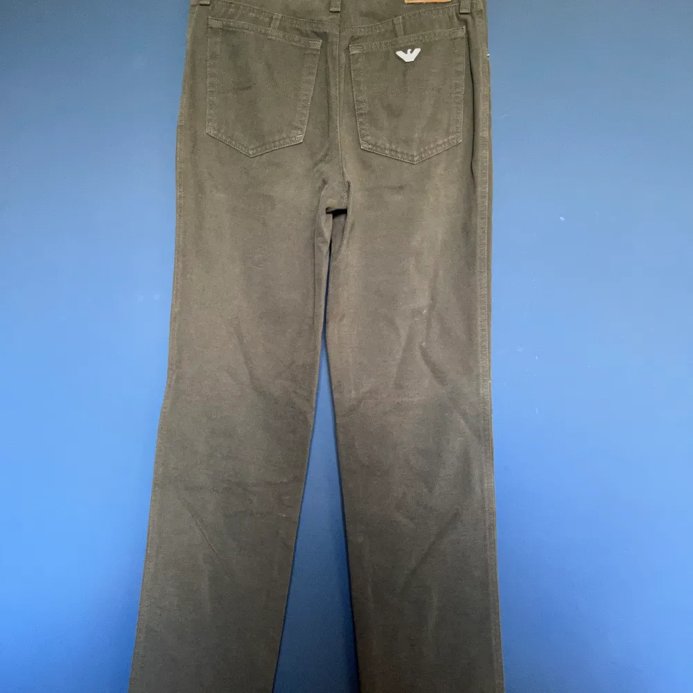 Low to mid rise, raka ben. Grå / Mörkgröna jeans i en mjukare material, lite stretch. Köpte begagnat och fint skick!. Jeans & Byxor.