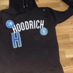 Hoodrich tracksuit - Storlek M , säljer pågrund av att de inte passa mig. Användt en gång. De befintliga fläckarna tvättas så klart bort innan frakt👍