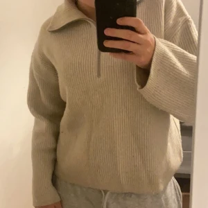Stickad tröja - Jättemysig och fin lite overzised tröja! Köpt från h&m förra året, men har inte kommit till användning. Strl S, men lite snygg overzised. Perfekt nu till hösten!