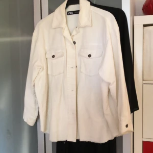 Vit skjorta/jacka i manchester tyg - Vit skjorta/jacka i manchestermaterial från zara 