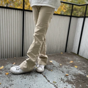 Jeans - Säljer mina jättefina bootcut jeans pågrund av att de är för små. Helt nyskick och aldrig använda💗Köptes för 250kr🙌