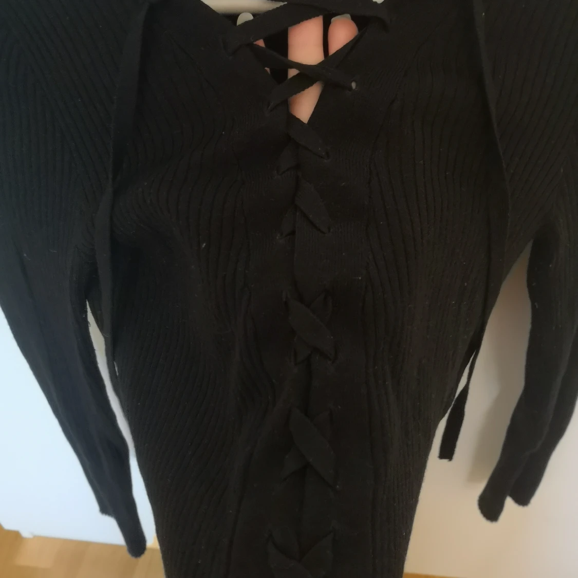 Divided långärmad topp med knytdetalj - 90