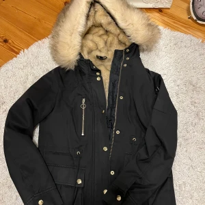 Vinterjacka  - Hej! Säljer denna vinterjacka, den är använd men väldigt fin. Den är från TOPSHOP storlek 34. Säljer den för 100kr