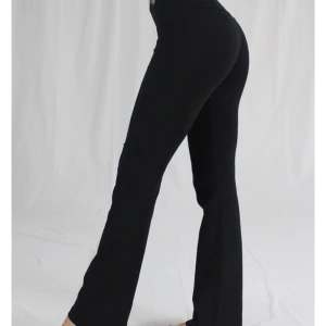 Bootcut byxor ElinCa - Nypris 645kr. Supersköna. Bra skick. Ekologisk bomullstrikå. För stor strl för mig, snyggare när de sitter tight. True to size L. 