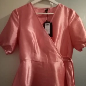 Vero-moda, blus, / topp - Glansig tyg, storlek M, den är hel ny topp. Man kan klä sig med kjol eller byxa