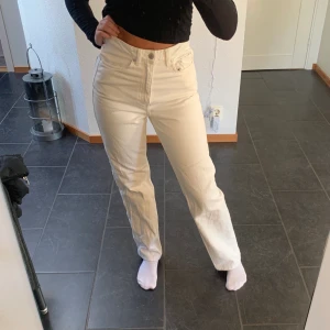 Vita raka jeans - Vita jeans från weekday❤️