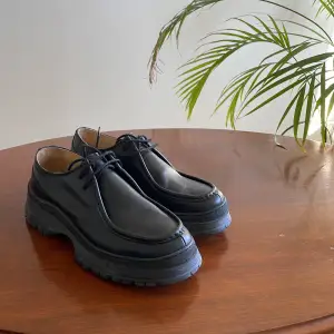 Riktigt snygga skor från arket  Använda endast en gång pga fel storlek…