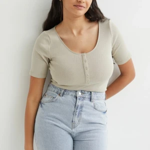 Ribbad T-shirt från H&M  - helt ny endast testat, knapparna går att öppna om man vill.