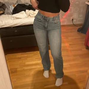 Midwaist jeans från bikbok i storlek 26/32🥰