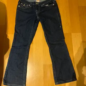Världens snyggaste true religigion jeans! Passar perfekt i längden för någon över 165cm! 3 rinestones har ramlat av när dem kom från usa men helt nya annars.🤩buda eller köp direkt för 900.