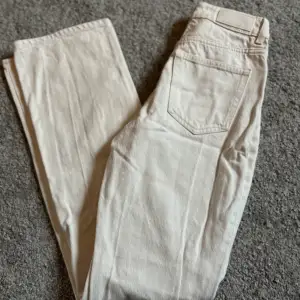 As snygga straight beiga jeans fårn bikbok, jättefint skick och inga fläckar. Säljer då dem tyvärr blivit för små. Storlek 24. 