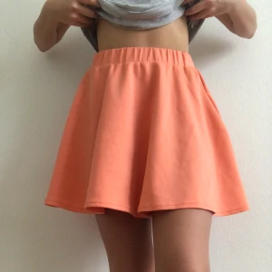 Kjol+lila klänning - 🧡Från: SHEIN🧡Orginal: 120 kr🧡Nytt pris: 30 kr+frakt🧡En liten fläck (se i bild)🧡Kommer ifrån djur och rökfritt hem🧡