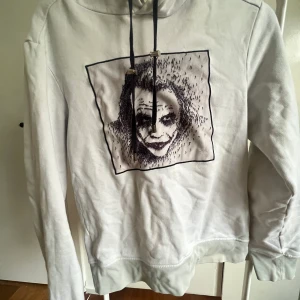 Limitato  - Köptes för ca 2 år sen, använd fåtal gånger. Säljer då den är för liten Skick 8/10