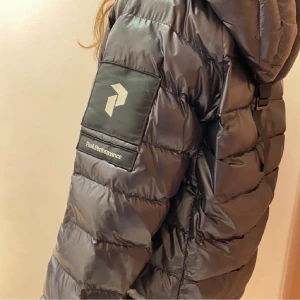 Peak Performance  - Jackan är 1 år gammal, fint skick förutom ett litet märke nere vid dragkedjan (se bild) ❤️❤️