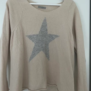 Stickad tröja - Säljer min fina stickade tröja från hunkydory i fint skick. Används inte längre därför säljer jag den.