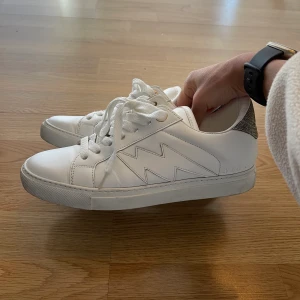 Zadig et Voltaire sneakers  - Vita skor, sneakers från Zadig & Voltaire. Stl 38. Använda fåtal gånger, jättebra skick. PRISET STÅR I ANNONSEN.   Valentino väska, Fendi, colmar, fjällräven, inuikii, colmar, zara jeans, uniqlo jacka, Alexander mcqueen, arket, cos 