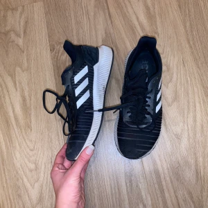 Löparskor/gymskor från adidas - Mina löparskor som jag använde på gymmet för några år sedan. Kände att jag hellre ville ha ett par vita skor så jag bytte skor innan jag hann slita ut dessa helt. Så de kan nog användas minst ett år till iaf då de fortfarande är sköna. Dock har det blivit slitage längst fram vid tårna som det brukar bli när man springer med dem. Perfekt för löpningen och gymmet! Perfekt för dig som kanske vill börja testa på löpningen eller gymmet och för tillfället inte har några skor🤌🏼