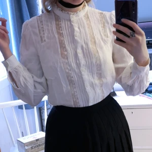 & other stories blus strl 34 - Blus med spetsdetaljer från & Other Stories