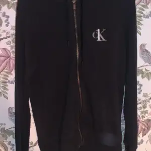 Hoddie från Calvin Klein svart. Kom privat för fler bilder. Återkommer med frakt 