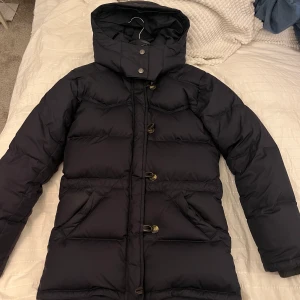 BOOMERANG JACKA - Säljer nu min superfina Alexandra down jacket som är från boomerang. Nypriset är 6.000kr. Inga defekter och passar även en XS🫶🏼 skriv vid fler funderingar💞