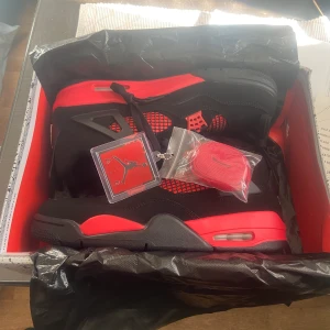 Jordan 4 red thunder  - Helt nya frächa skor  Cond : 10/10, vi är ”resellers och lätt bäst pris  , Endast seriösa kunder