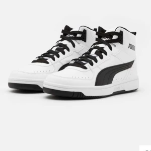 Vita puma skor  - Säljer dessa vita puma skor med svarta detaljer i storlek 39. Andvänd Max 10 gånger så inprincip nya. Ny pris ligger runt 700kr. Lånade bilder men skriv privat för egna bilder 