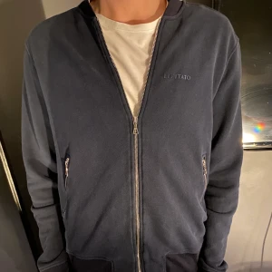 Säljer min Limitato zip tröja - Säljer Limitato zip tröja storlek L orginal pris 2869kr  Skick 7/10 Köparen står för frakt  Låda ingår 